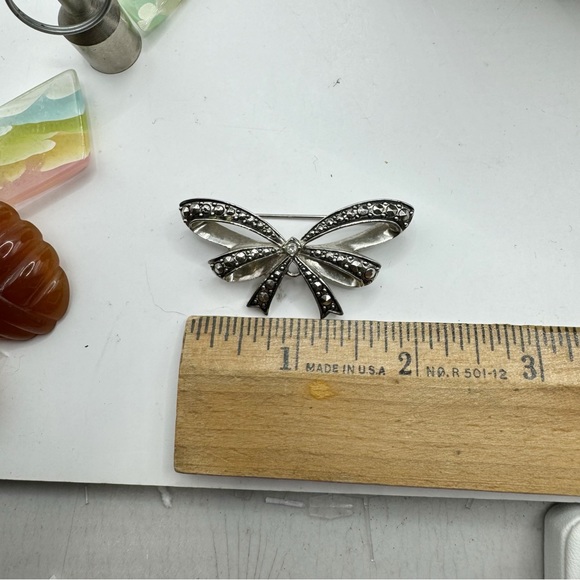 Avon antique style butterfly bow brooch Victorian revival faux marcasite signed - Picture 6 of 6